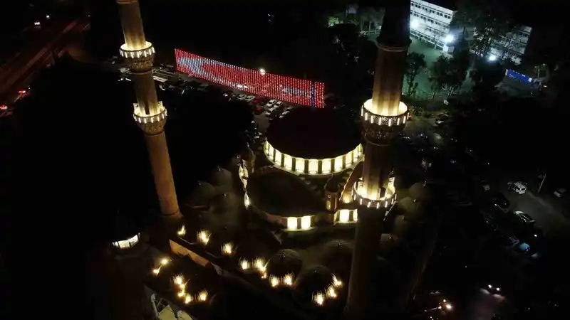 İzmir'de Ramazan'ın ilk teravihi coşkuyla kılındı
