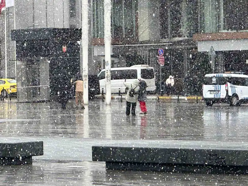 Taksim'de kar yağışı etkili oldu, vatandaşlar hazırlıksız yakalandı