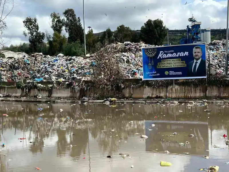 Buca'da sağanak sonrası çöp suları yola taştı, mahalle sakinleri isyan etti