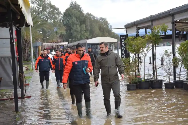 Köyceğiz Gölü taştı, işletmeler sular altında kaldı