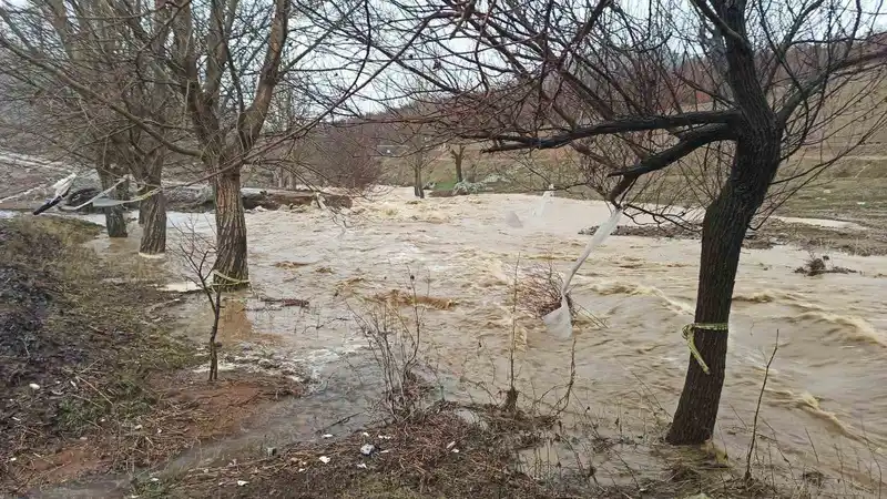 Ekinözü'nde yol ilk yağmurda yeniden sular altında kaldı
