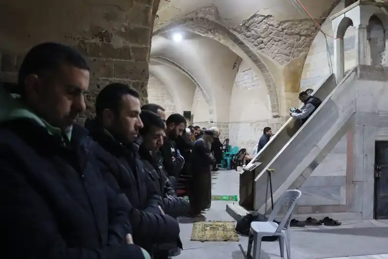 Gazze'de tarihi Büyük Ömer Camii'nde teravih namazı kılındı