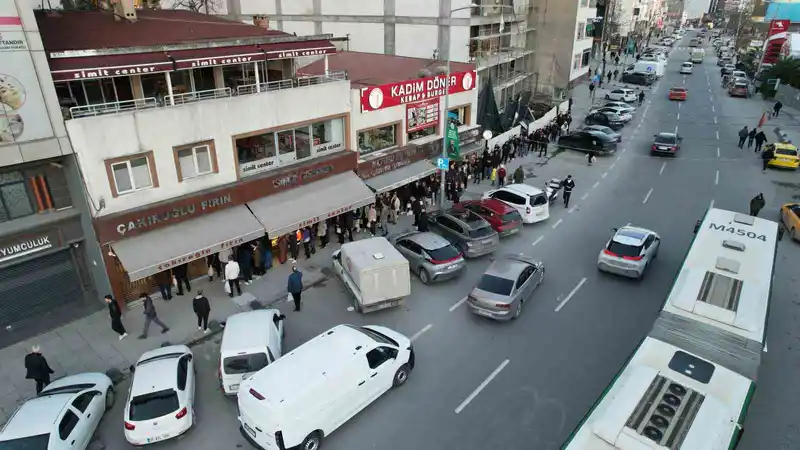 İstanbul'da ilk iftarda pide kuyrukları havadan görüntülendi