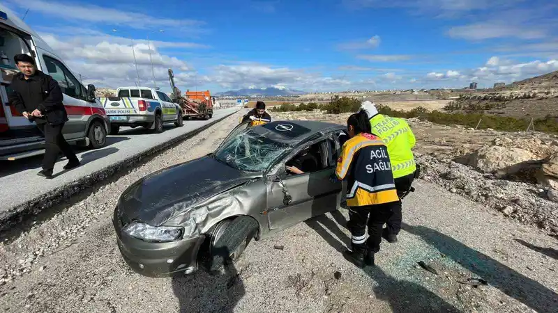 Karaman'da refüje çarpan otomobil takla attı: 1 yaralı
