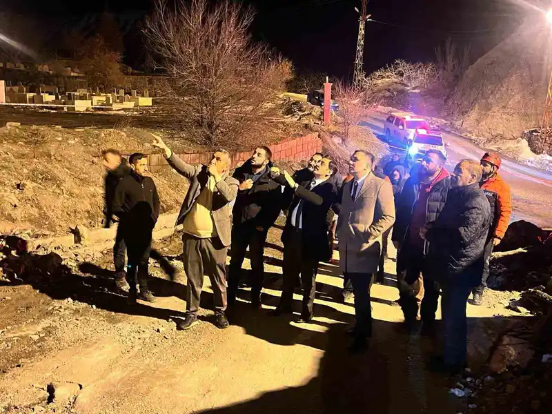 Hakkari'de dev kayalar yolu kapattı, yetkililer bölgede inceleme yaptı