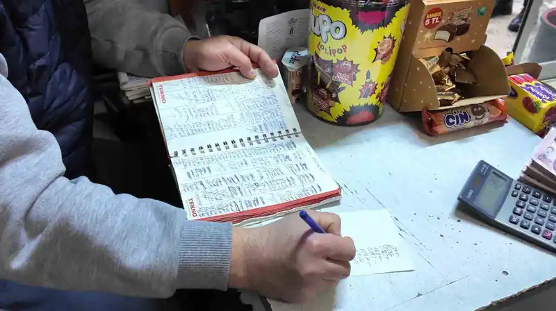 İstanbul'da Zimem Defteri geleneği yaşatıldı: 320 kişinin bakkal borcu silindi