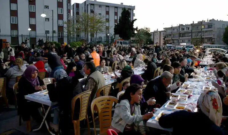 Kuşadası'nda Ramazan boyunca 18 bin kişiye ücretsiz iftar