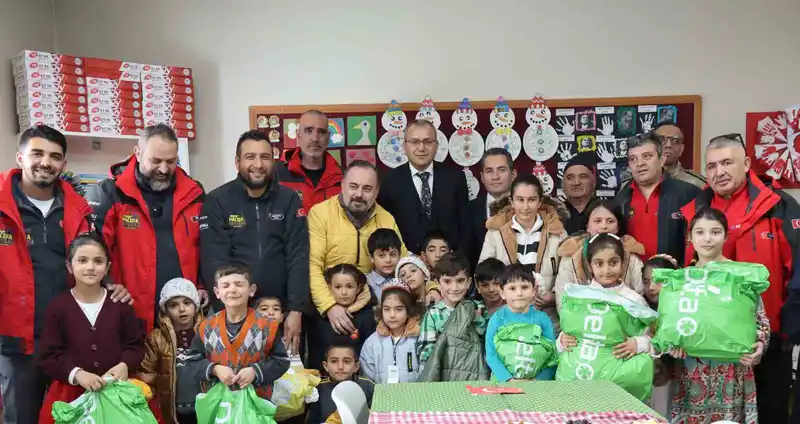 Erzurum'da 'Minik Eller Üşümesin' projesiyle köy çocuklarına yardım