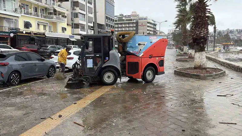 Kuşadası'nda fırtına sonrası temizlik mesaisi