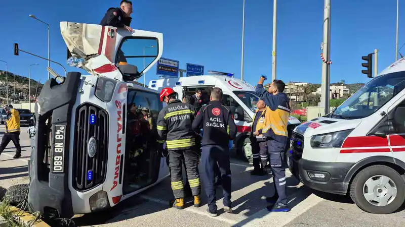 Bodrum'da ambulans devrildi: 4 kişi yaralandı