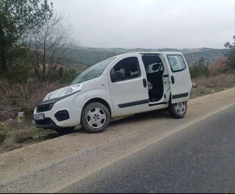 Bilecik'te araç refüje çarptı, sürücü yaralandı