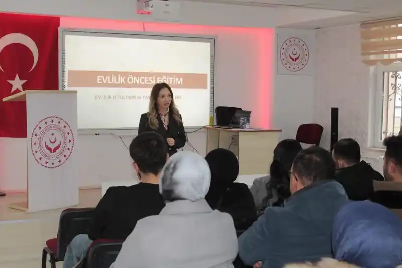 Aksaray'da evlenecek çiftlere aile eğitimi veriliyor