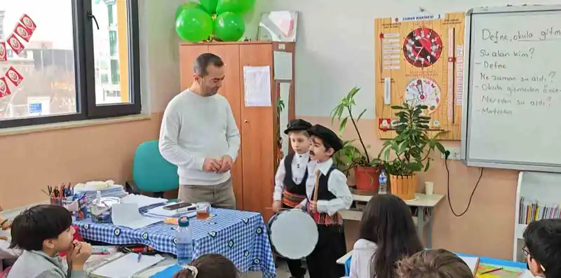 Elazığ'da minik öğrenciler Ramazan davulcusu geleneğini canlandırdı