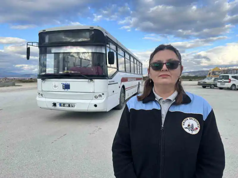 4 çocuk annesi Gülnur Yarar, otobüs şoförü ve tamircisi