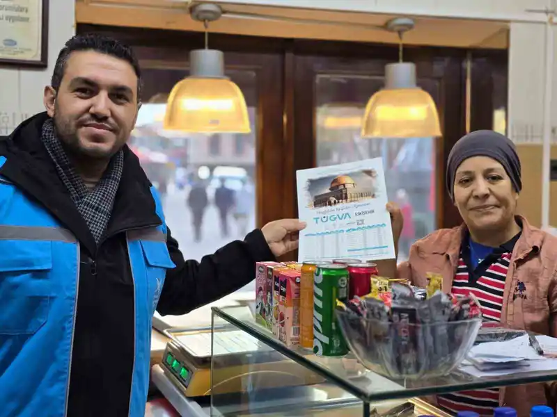 TÜGVA Eskişehir esnafa imsakiye dağıttı
