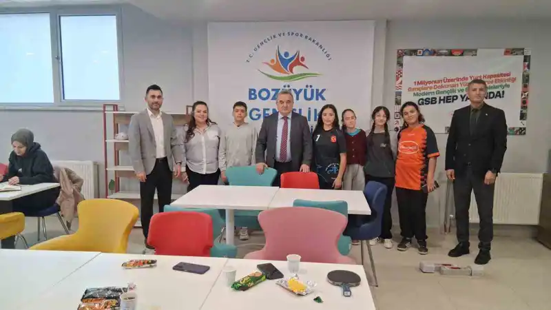 Bozüyük Kaymakamı Öztürk Gençlik Merkezi'nde Öğrencilerle Buluştu