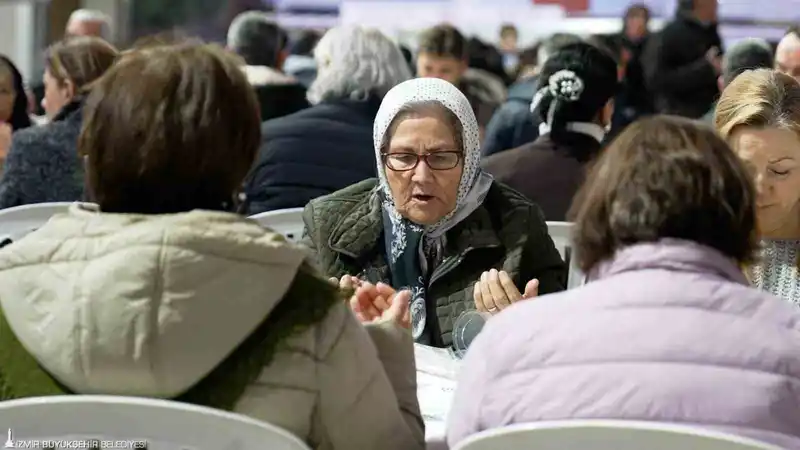 İzmir'de ilk iftar Gaziemir'de birlikte açıldı