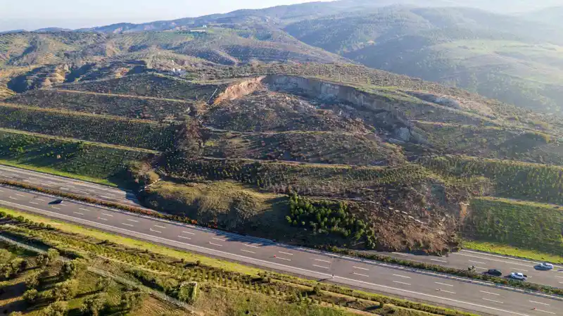 İzmir-İstanbul Otoyolu'nda heyelan: Ulaşım tek şeride düştü