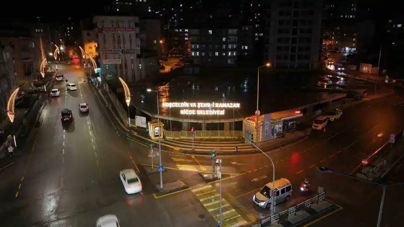 Niğde'de Ramazan Sokağı ışıklandırmalarıyla açıldı