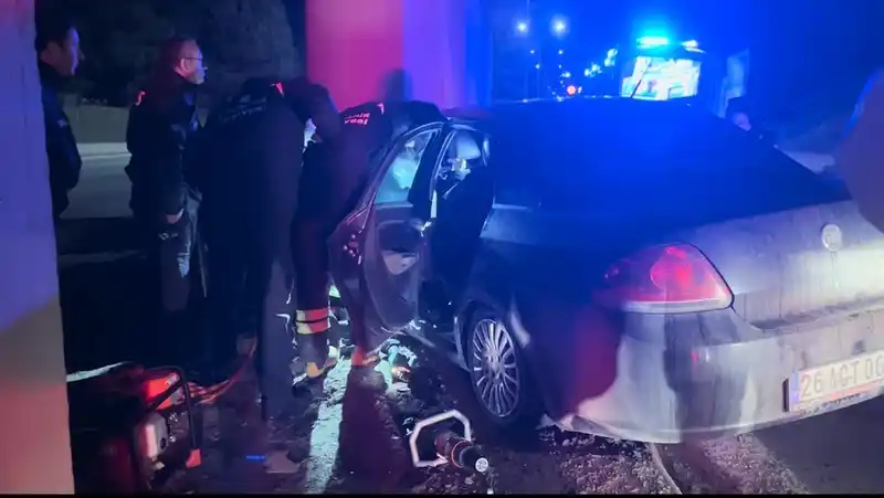 Eskişehir'de beton kolona çarpan otomobilde bir kişi hayatını kaybetti