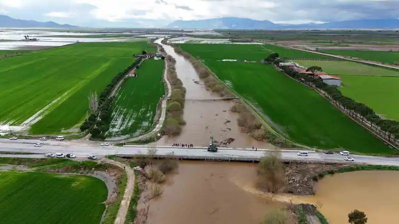 Büyük Menderes Nehri Köprü Seviyesine Yükseldi
