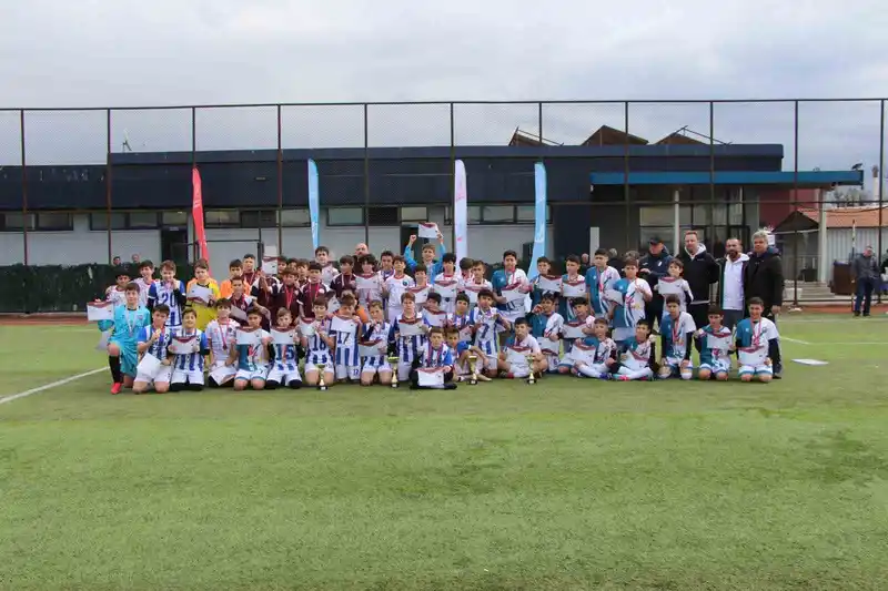 Düzce'de küçükler futbol şampiyonu Bilgi Ortaokulu