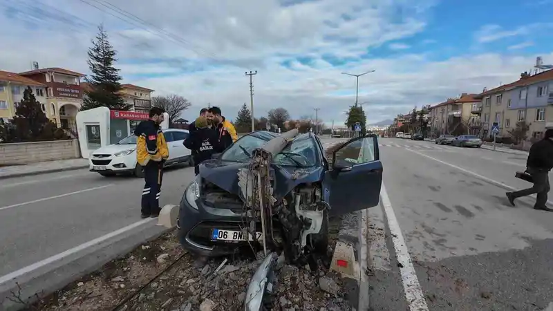 Karaman'da sağlık çalışanı kazadan hafif yaralı kurtuldu