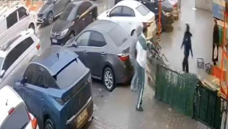 Başakşehir'de market önünden palet hırsızlığı