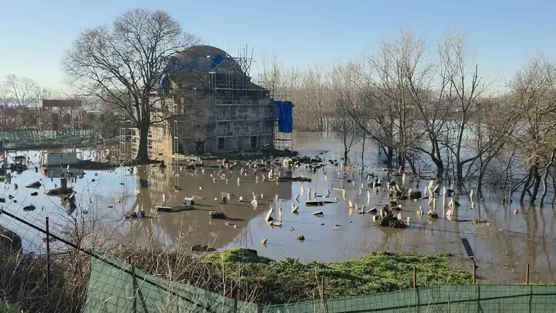 Tunca Nehri taştı, tarihi cami şantiyesi sular altında kaldı