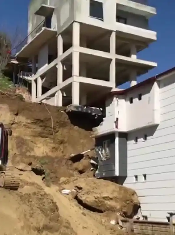 Denizli'de inşaat kazısından kopan kaya komşu binaya düştü