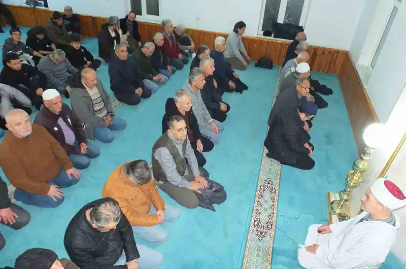 Burhaniye'de Ramazan'ın ilk teravihinde camiler doldu