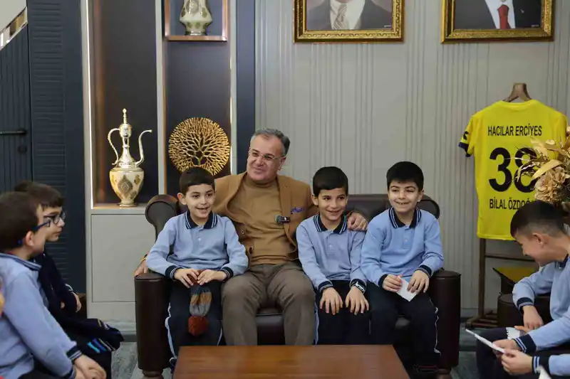 Hacılar'da Minik Öğrenciler Belediye Başkanı'nı Ziyaret Etti