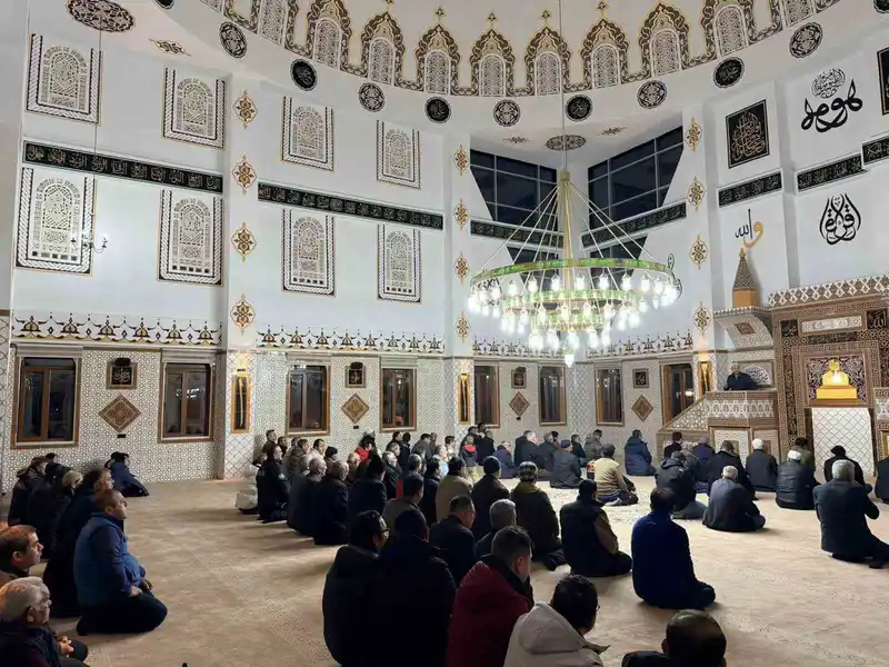 Beyağaç Çarşı Camisi ilk teravih namazıyla ibadete açıldı