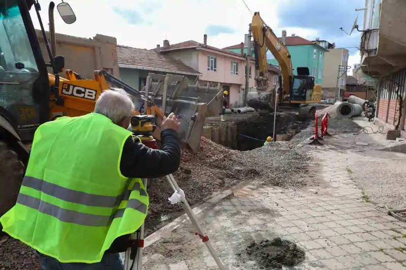 Mustafakemalpaşa'da 1970'lerden Kalma Altyapı Boruları Yenileniyor
