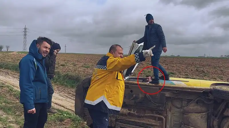 Tekirdağ'da PTT kargo aracı çamurlu yolda devrildi