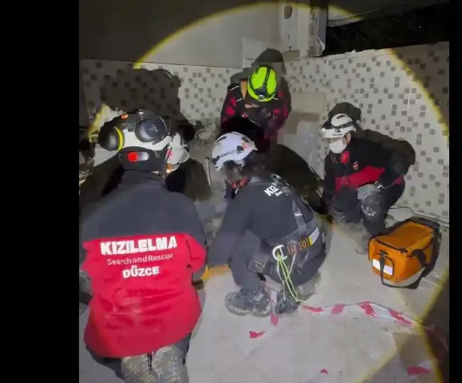 Kızıl Elma Derneği Düzce'de gerçek enkaz tatbikatı yaptı