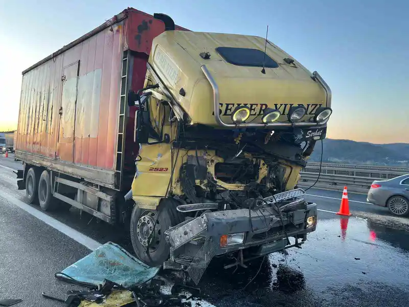 Kuzey Marmara Otoyolu'nda kamyon tıra arkadan çarptı: 1 yaralı