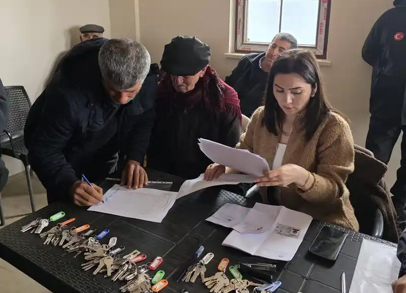 Gölbaşı'nda deprem konutları hak sahiplerine teslim edildi