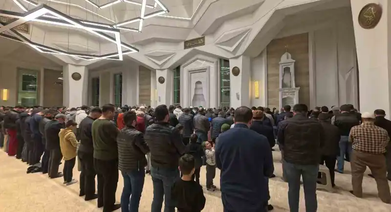 Aksaray'da Ramazan'ın İlk Teravihi Coşkusu