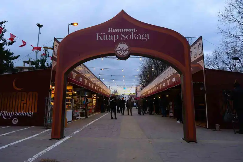 Kitap Sokağı Ramazan'da açıldı