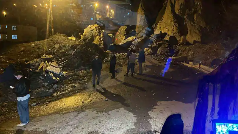 Hakkari'de Kayalar Yola Düştü, Yol Kapandı