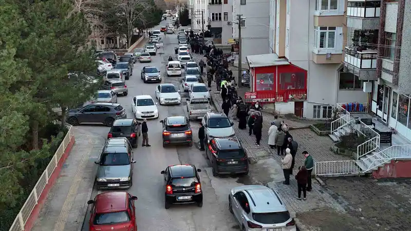 Edirne'de Ramazan pidesi kuyrukları oluştu