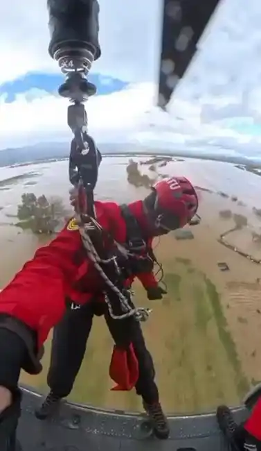 Aydın'da selde mahsur kalan vatandaş helikopterle kurtarıldı