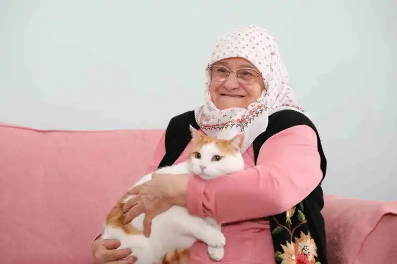 81 yaşındaki Sevim nine, Büyükşehir'in desteğiyle yalnızlığını unutuyor