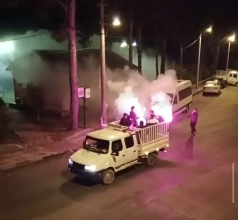 Adana'da ilk sahurda meşaleli davul şovu