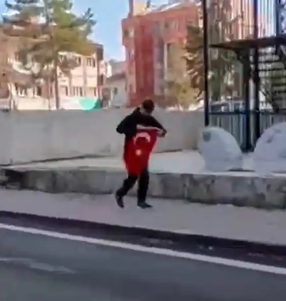Çocuk yerdeki Türk Bayrağı'nı alıp öptü, kask kamerasına yansıdı