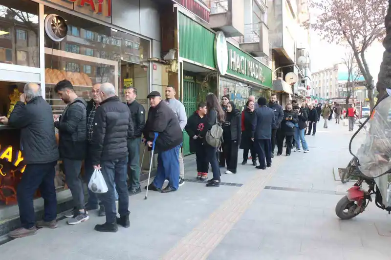 Sakarya'da Ramazan'ın ilk gününde pide kuyrukları oluştu