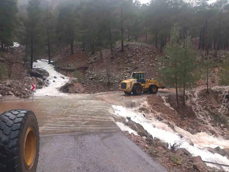 Kayseri'de sel, heyelan ve kar yağışına karşı yoğun mücadele