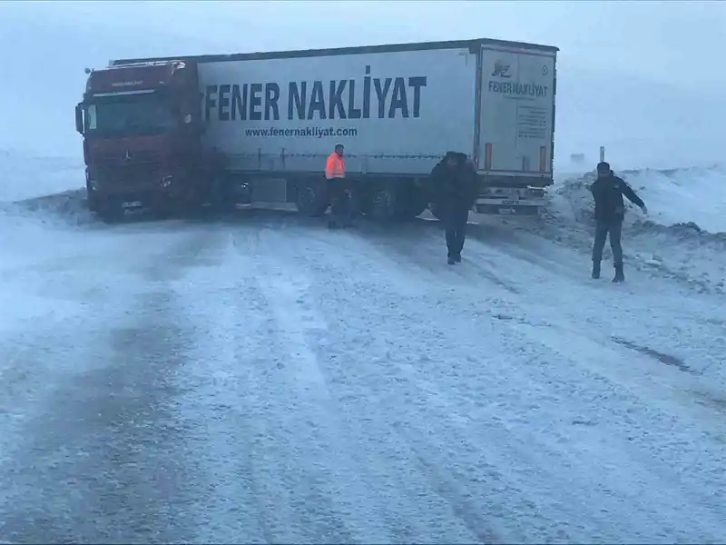 Karda Kayan Tır, Posof'ta Uluslararası Yolu Kapattı