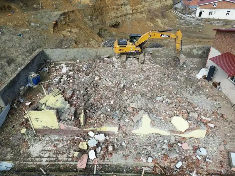 Çelikhan'da Depremde Hasarlı Binaların Yıkımı Devam Ediyor